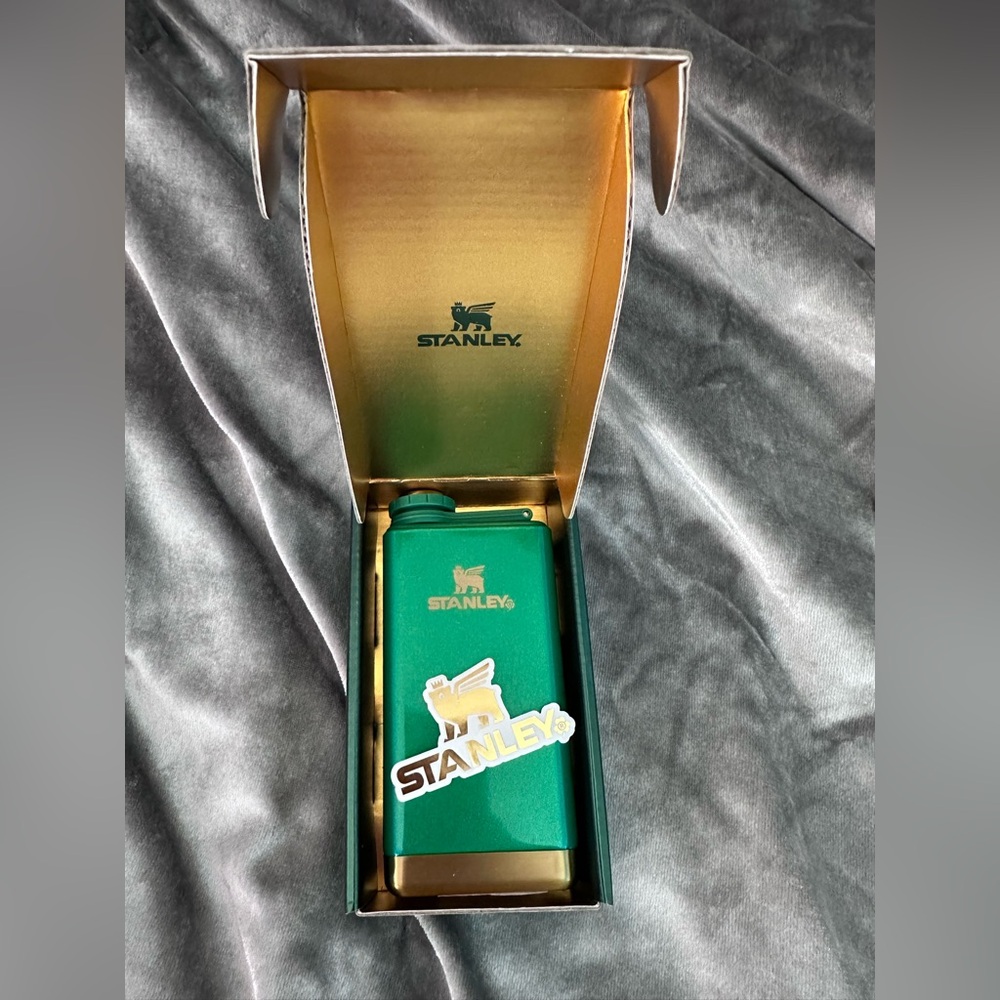 NWT STANLEY ST. PATRICK'S DAY ADVENTURE PRE-PARTY 8OZ FLASK, SHAMROCK GREEN